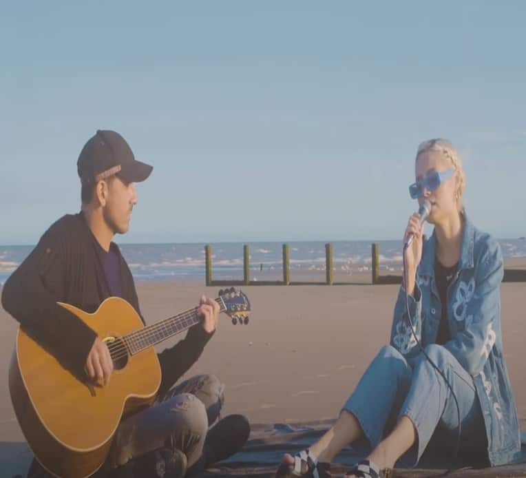 nina nesbitt and chris leonard performing "Summer Fling"