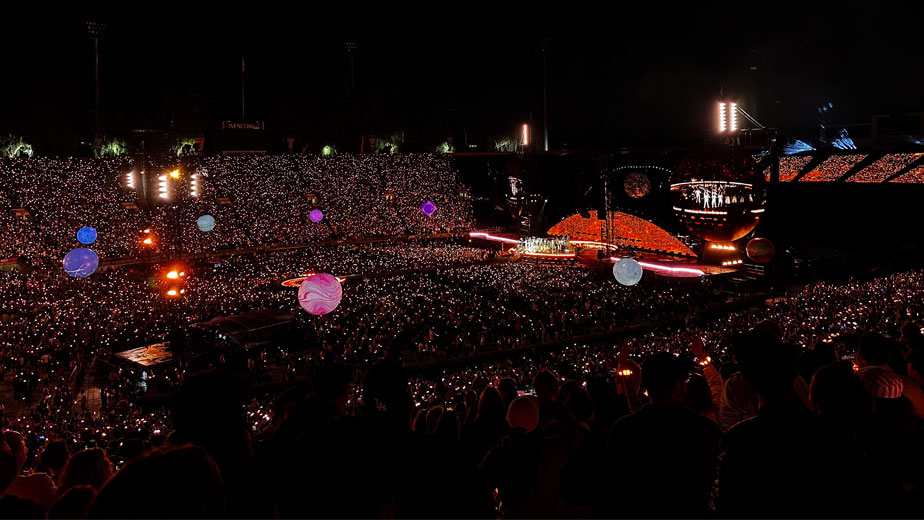 The Mzansi Youth Choir performs alongside Coldplay.