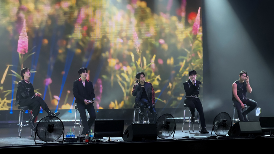 oneus la dolce vita wiltern sitting down