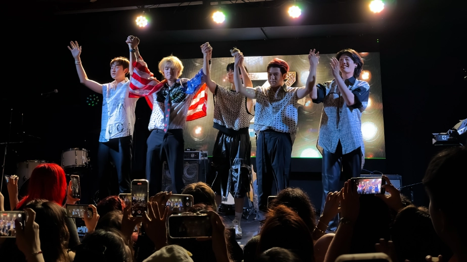 2Z taking their bow before ending their high-energy show at the Brickroom LA.