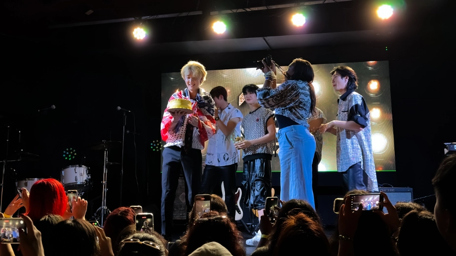 2Z and fans celebrating vocalist Hojin's birthday.