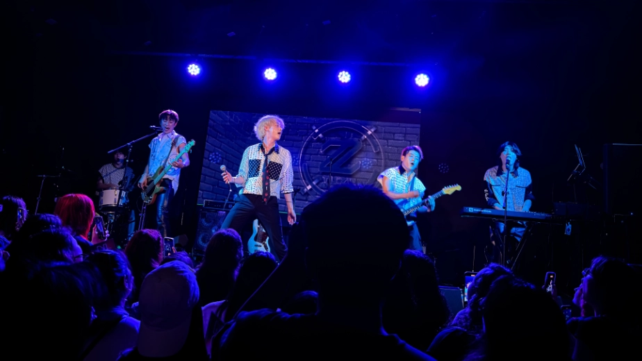 2Z rocking out on stage and enjoying themselves at the Brickroom LA.