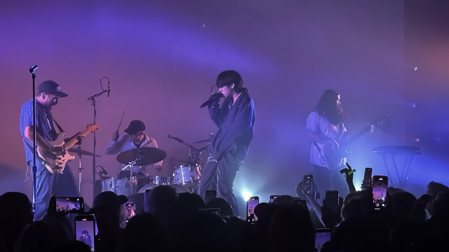 eaJ surprised fans with a full performance of "typical story."