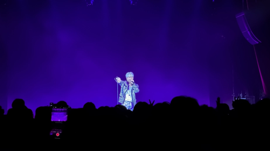 ASH ISLAND talking with the crowd during the 2025 'Voice Memo: Black Rose' World Tour stop in Los Angeles.