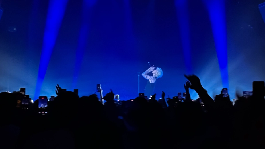 ASH ISLAND performing with passion during his Los Angeles stop of the 2025 'Voice Memo: Black Rose' World Tour stop.