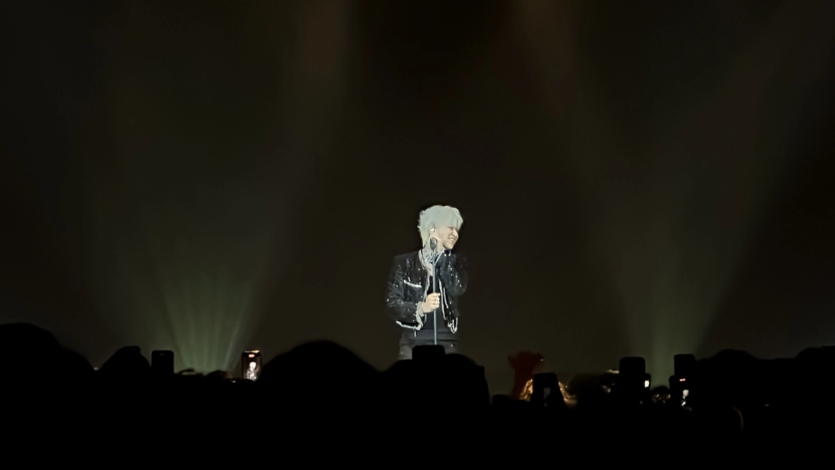 ASH ISLAND flashes his smile to the crowd during the Los Angeles stop of his 2025 'Voice Memo: Black Rose' World Tour stop.