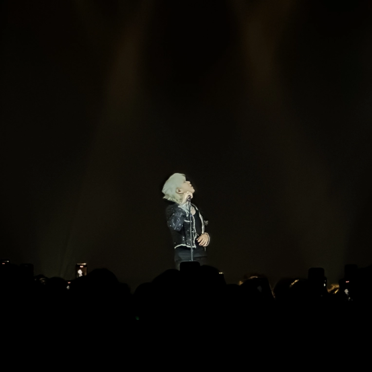 ASH ISLAND looks up to the heavens during his 2025 'Voice Memo: Black Rose' world tour stop at Los Angeles' Vermont Hollywood.