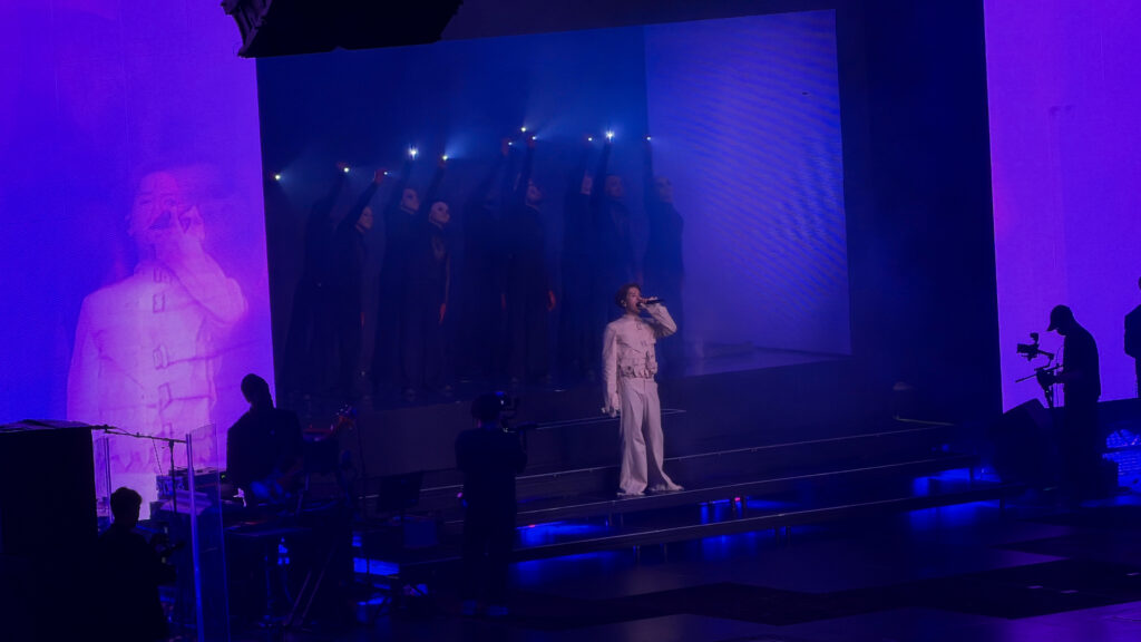 An emotional performance of "Dopamine" during 'MAGICMAN 2 World Tour.'