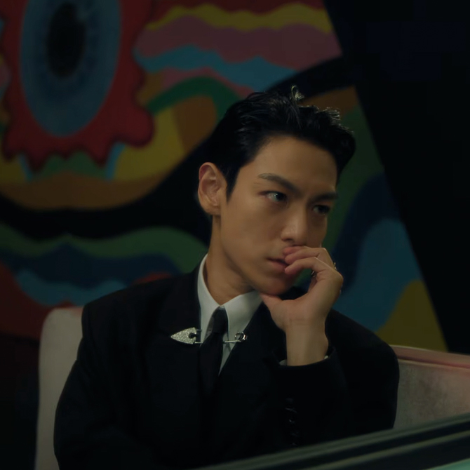Still from T.O.P's music video for "완전미쳤어! (Studio54)."